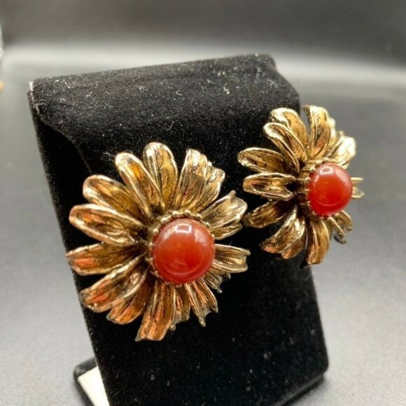 Fabulous Flowers Earrings Daisy Clip On Antiqued Gold Tone and Orange Cabochons - Picture 2 of 5
